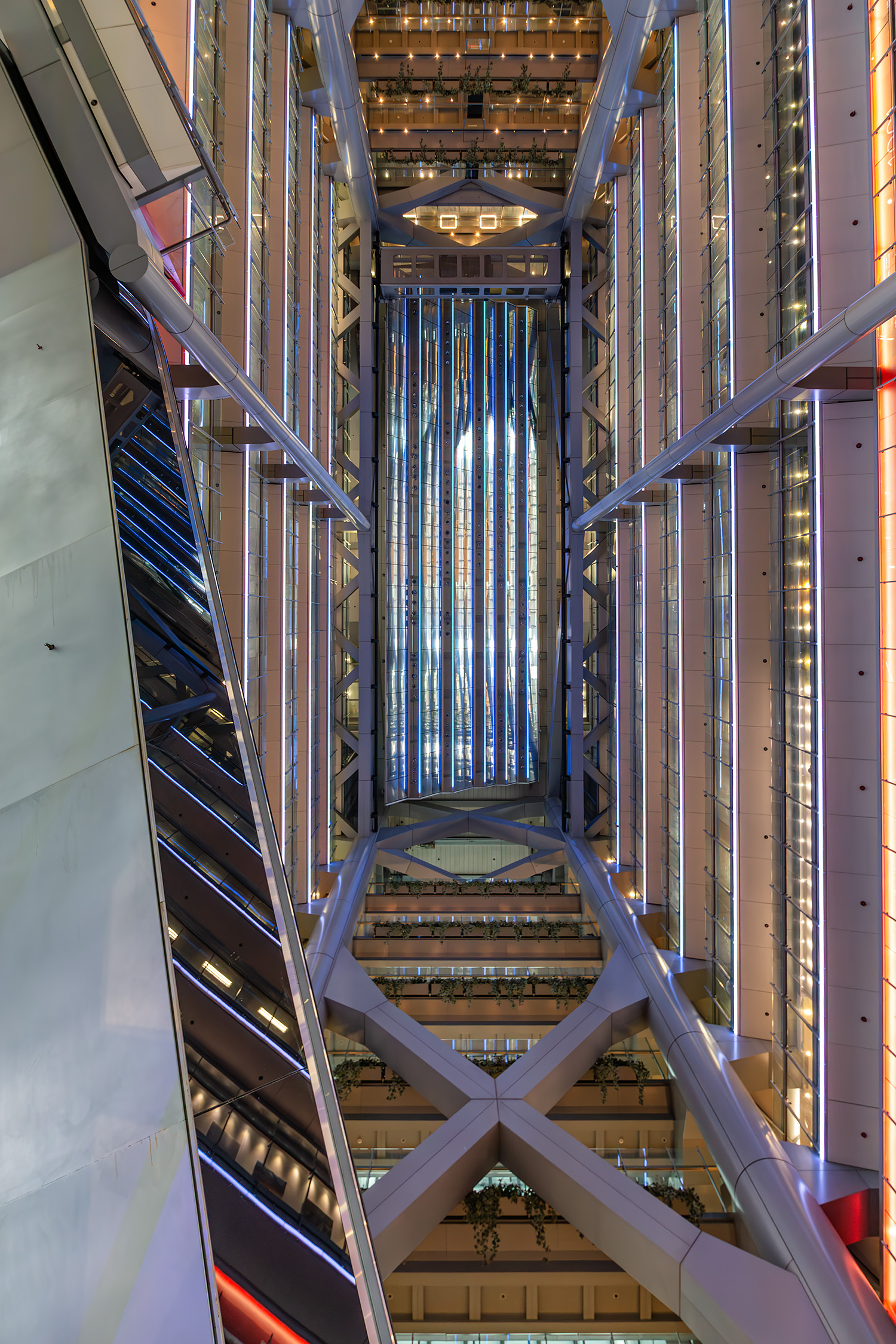 HSBC Headquarters, Hong Kong - Looking up inside the atrium. © Mathias Beinling